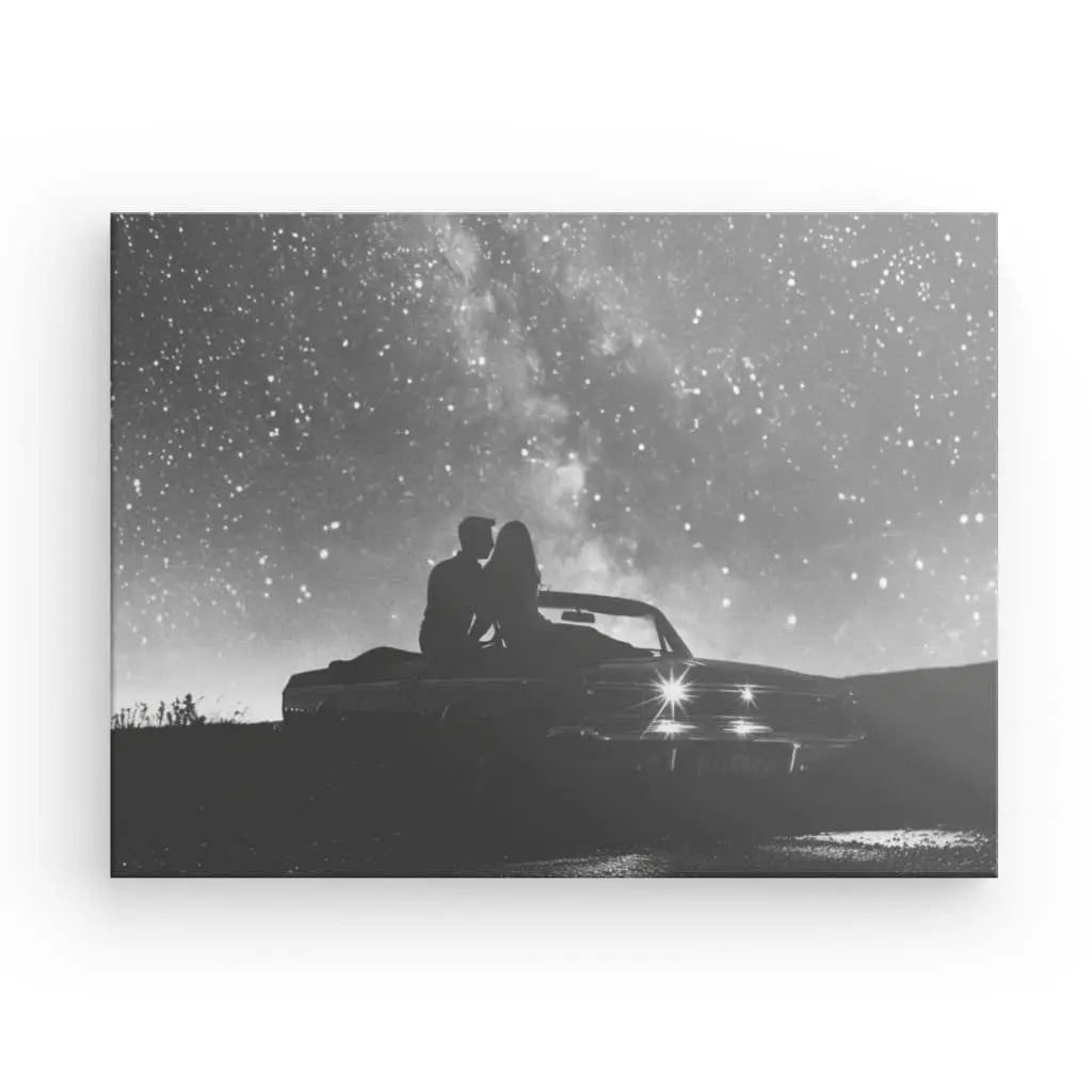 Tableau Couple Nuit étoilée Voiture Noir et Blanc : une photo envoûtante en noir et blanc d'un couple assis à l'arrière d'une voiture décapotable, observant les étoiles sous un ciel étoilé, parfaite pour votre décoration intérieure.