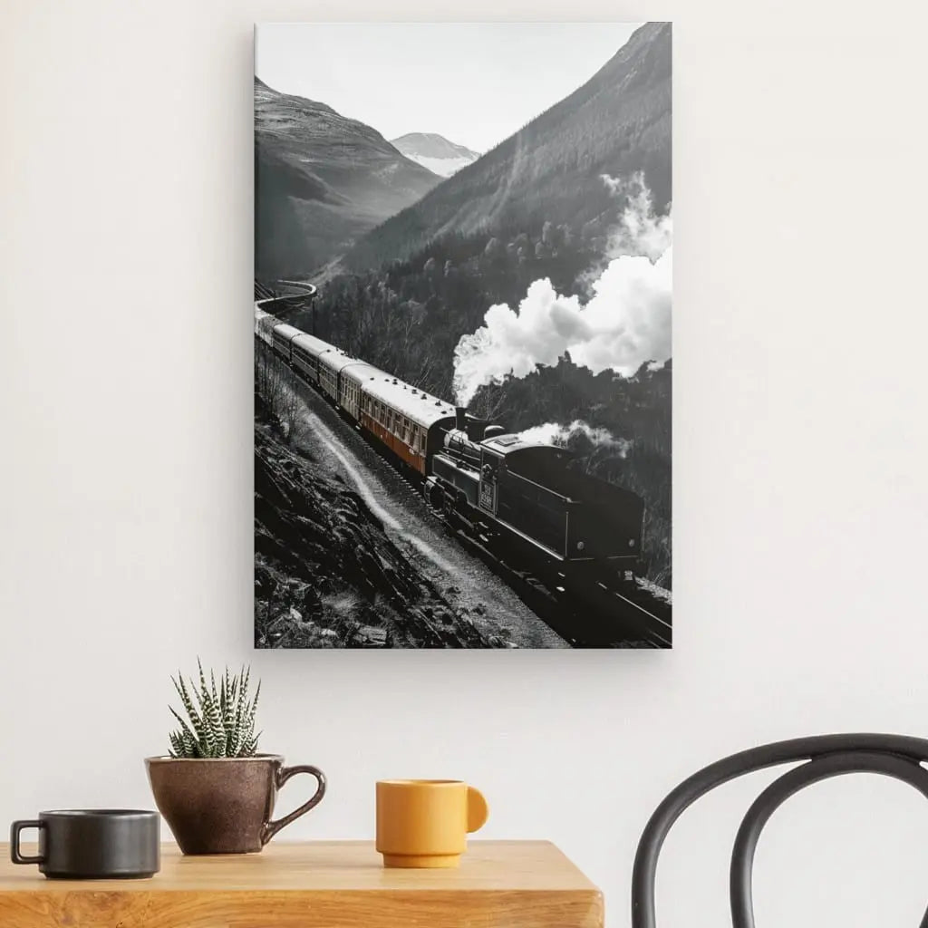 Tableau noir et blanc de train à vapeur sur une montagne.