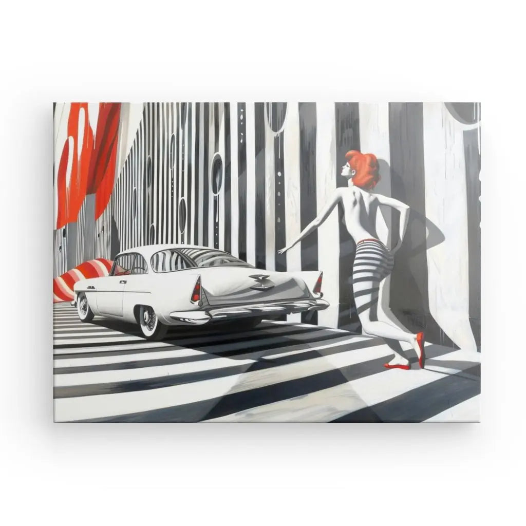 Un tableau stylisé intitulé « Tableau Dessin Moderne Noir Blanc Rouge » représente une femme aux cheveux roux dans une tenue rayée appuyée sur une voiture ancienne sur un fond géométrique noir blanc rouge.