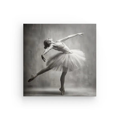 Le Tableau Danseuse Etoilée Vintage Monochrome représente une danseuse de ballet en pleine pose, debout sur pointes avec une jambe tendue vers l'arrière, les bras gracieusement arqués et portant un tutu. Cette pièce exquise incarne l'élégance intemporelle et la discipline du ballet dans les moindres détails.