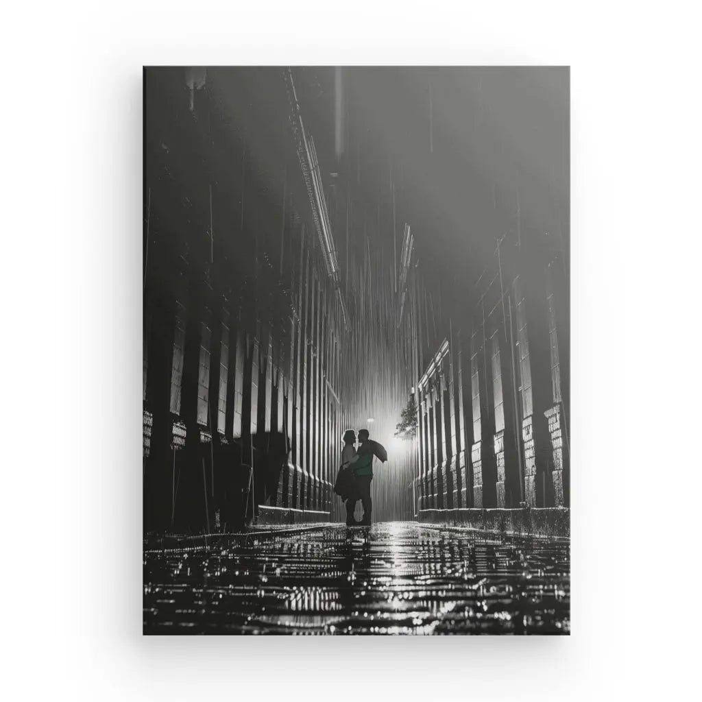 Un couple se promène sous un parapluie dans une rue étroite et pluvieuse la nuit, éclairé par une lumière lointaine - un véritable Tableau Photo Noir et Blanc Couple Sous La Pluie.