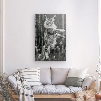 Tableau géant d'un Maine Coon sautant en noir et blanc.