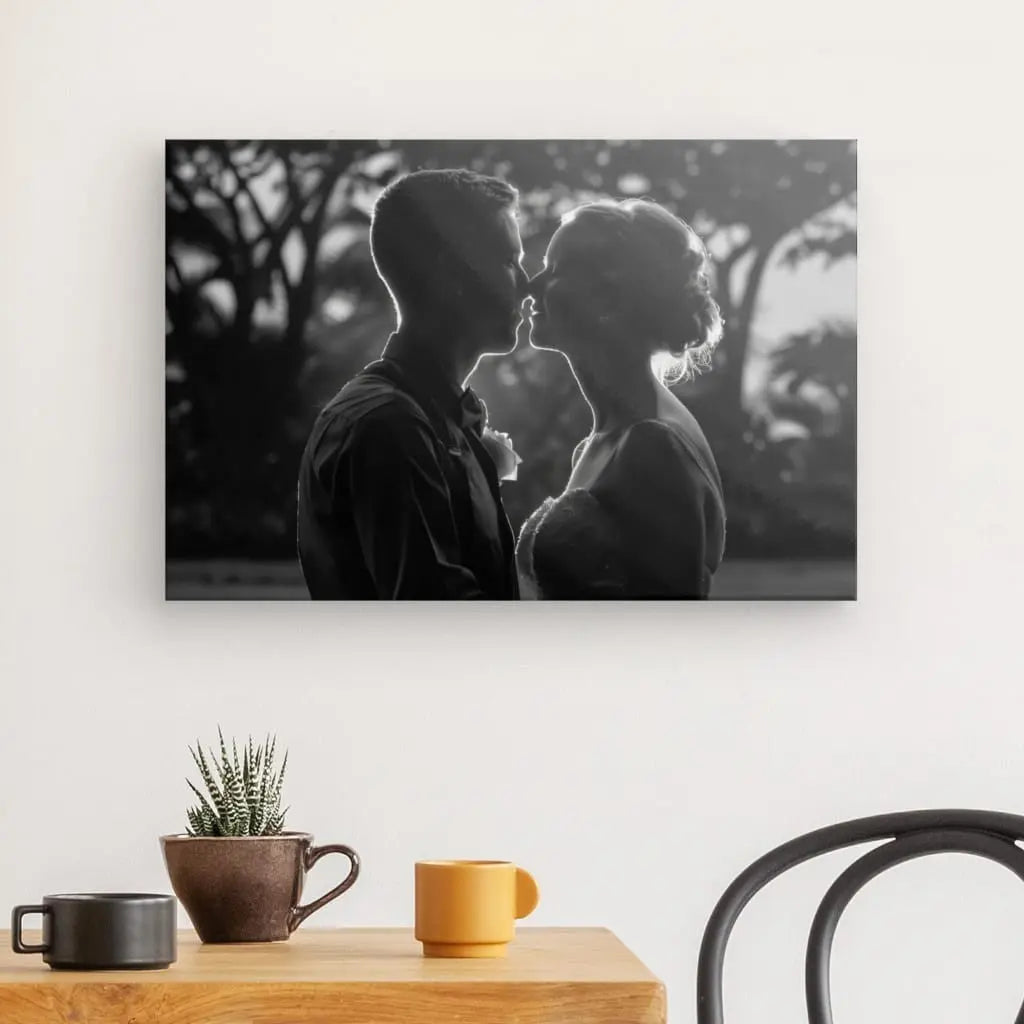 Tableau noir et blanc d'un couple s'embrassant contre jour.