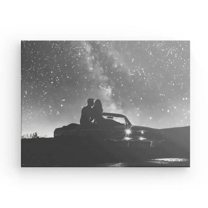 Sous un ciel étoilé, un couple en silhouette est assis sur le capot d'une voiture, créant le Tableau Couple Amoureux Voiture Ciel Etoilé Noir et Blanc, une œuvre artistique qui dégage une atmosphère romantique.