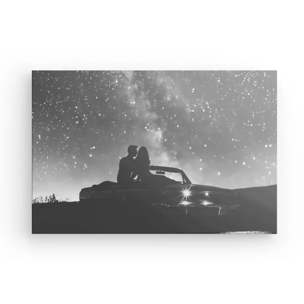 La nuit, un couple est assis sur le toit de leur voiture décapotable, contemplant un ciel étoilé, évoquant l'atmosphère romantique d'une œuvre d'art capturée dans Tableau Couple Amoureux Voiture Ciel Etoilé Noir et Blanc.