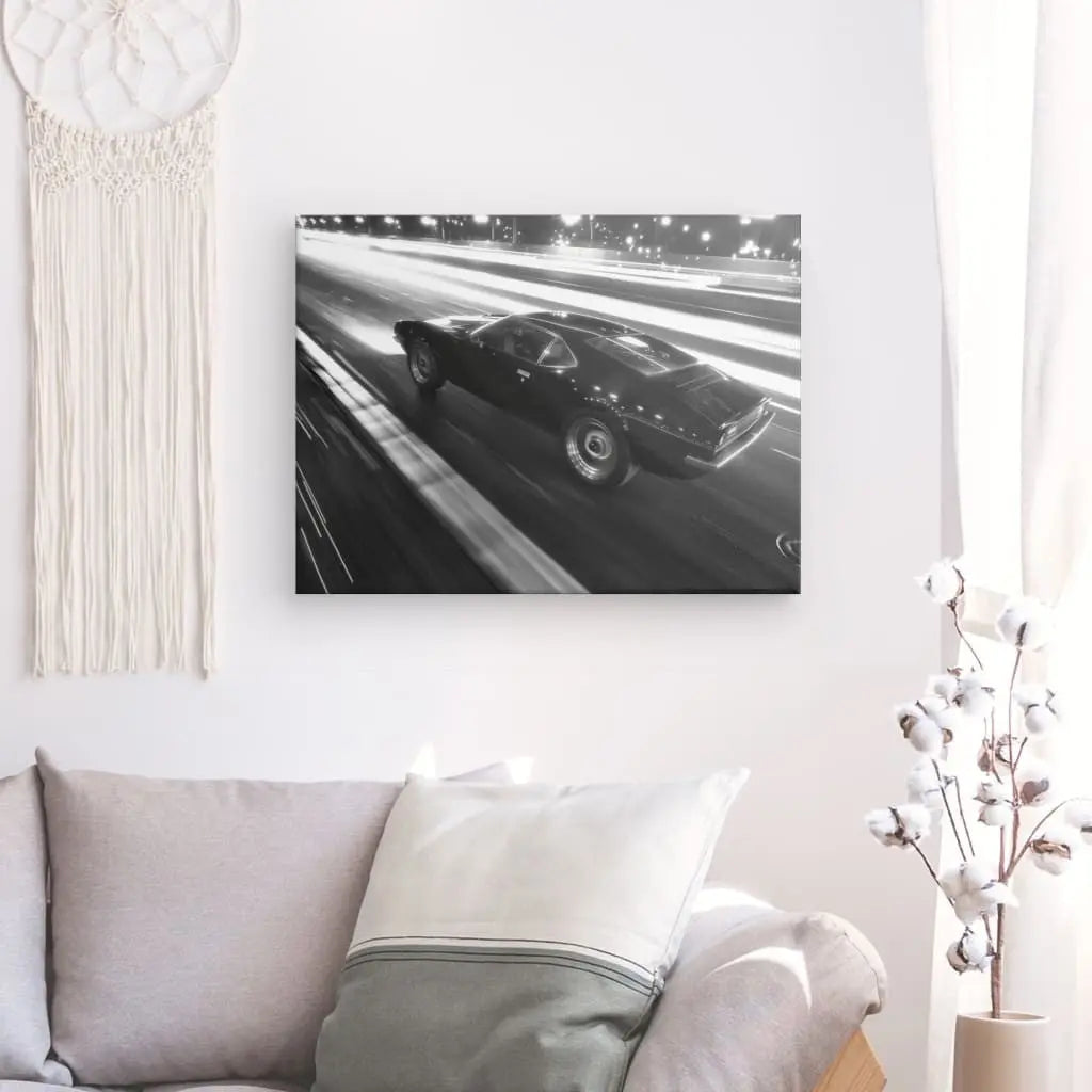 Tableau noir et blanc d'une muscle car sur route.