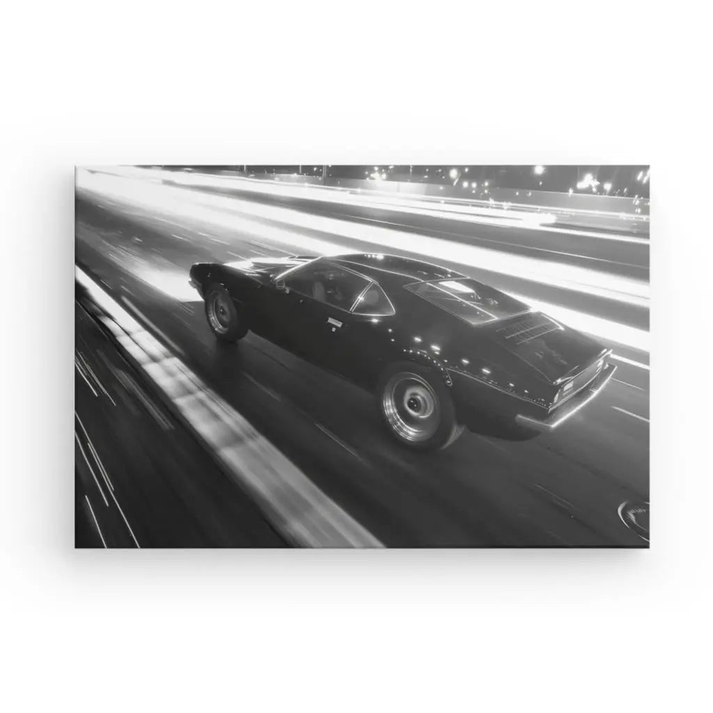 Tableau noir et blanc de muscle car sur route en mouvement.