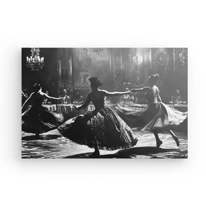 Danseuses rétro en noir et blanc sur scène élégante.