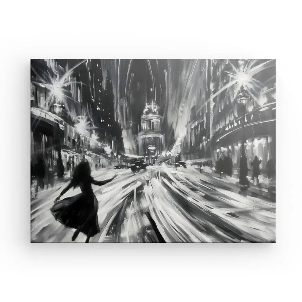 Le Tableau Peinture Scène Danse Rue Parisienne Monochrome capture une rue animée de la ville la nuit, rappelant Paris. Il met en scène des lumières floues, de grands immeubles et une silhouette au premier plan marchant avec un parapluie, créant un tableau romantique.