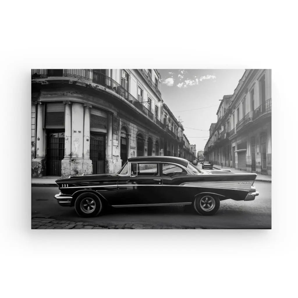 Données produit : Tableau Voiture Cubaine Rue Noir et Blanc Phrase réécrite : Le Tableau Voiture Cubaine Rue Noir et Blanc présente une reproduction photo en noir et blanc d'une voiture d'époque garée dans une rue déserte entre de vieux bâtiments, magnifiquement encadrée en bois d'épicéa.