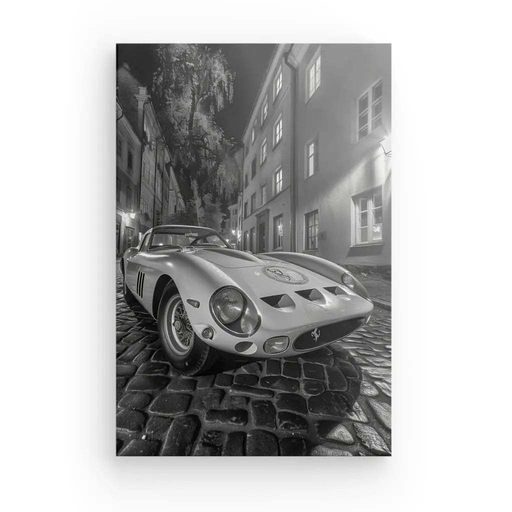 Un Tableau Ford GT Ruelle Pavée Monochrome capture une voiture de sport vintage garée sur une rue pavée d'un quartier historique européen la nuit, sous les lampadaires, et ressemble à une scène tendue à la main sur une toile blanche brillante à texture fine.