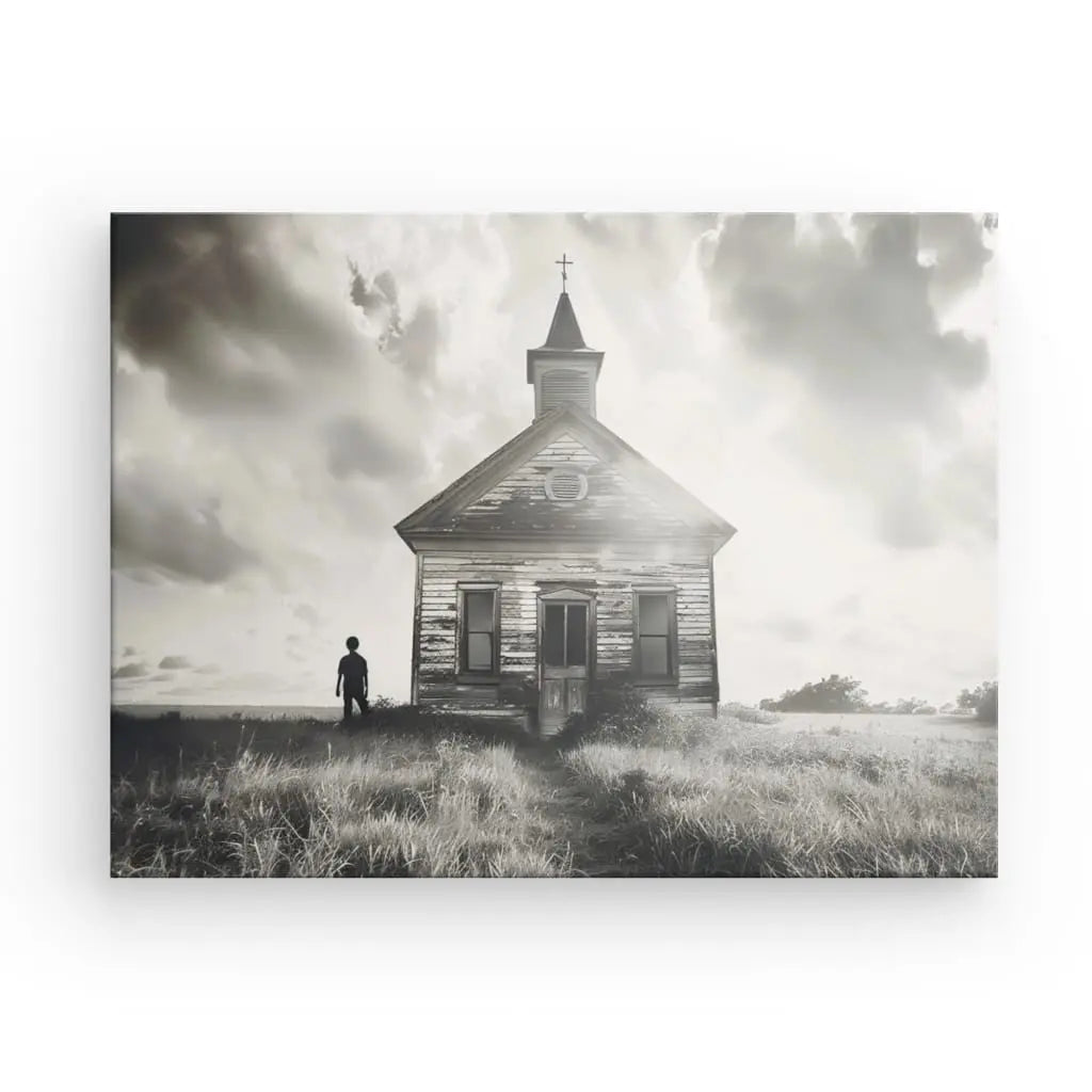 Une image en noir et blanc intitulée « Tableau Eglise Campagne Nuage et Soleil Monochrome » représentant une figure solitaire debout à côté d'une vieille église usée dans un champ ouvert sous un ciel nuageux, imprimée sur une toile tendue à la main avec des encres HP latex pour une superbe définition d'impression.