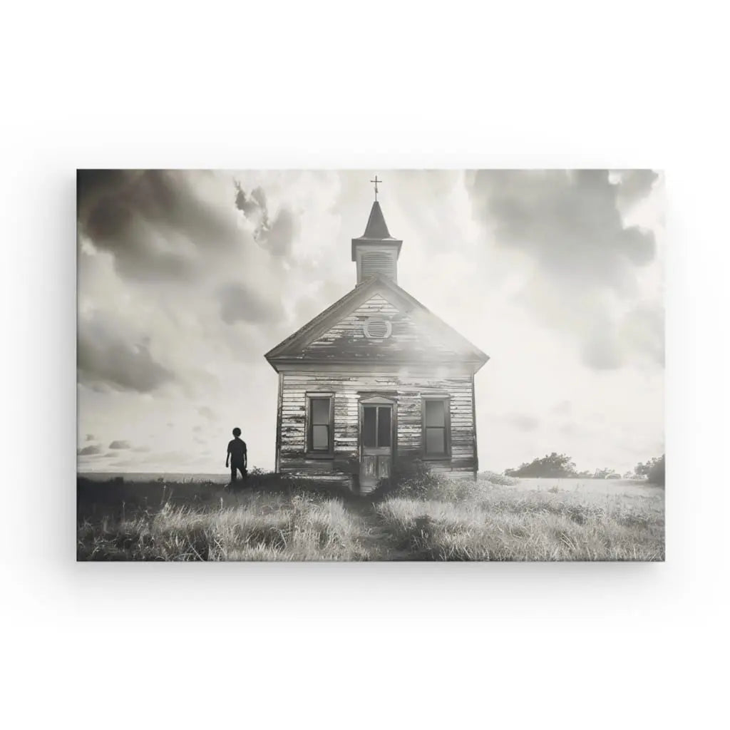 Une personne se tient à côté d'une petite église en bois patinée par les intempéries avec un clocher sous un ciel nuageux et ensoleillé dans un champ herbeux, rappelant la reproduction photographique vivante « Tableau Eglise Campagne Nuage et Soleil Monochrome ».