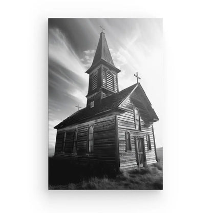 Image en noir et blanc d'une vieille église en bois avec un haut clocher et une croix au sommet. Le ciel est nuageux et l'église semble patinée et abandonnée, évoquant une impression de décoration sereine. Cette image est présentée dans le Tableau Eglise en Bois Noir et Blanc.