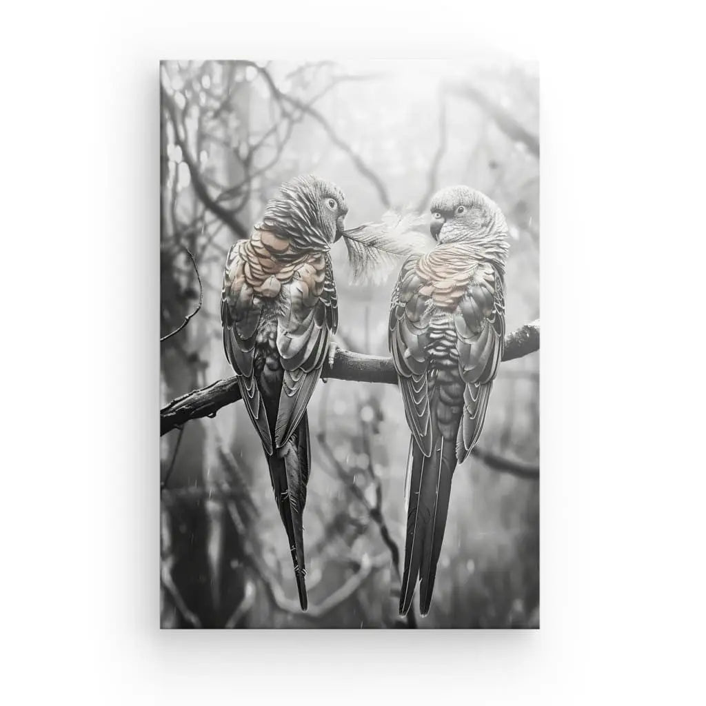 Deux oiseaux aux plumes rayées se perchent sur une branche, face à face, dans une image monochrome au fond flou. Cette scène époustouflante est disponible sous forme de reproductions photographiques sur toile tendue à la main avec des encres HP Latex pour une qualité éclatante et durable dans la collection Tableau Perruches Inséparables Branche Monochrome Rosé.