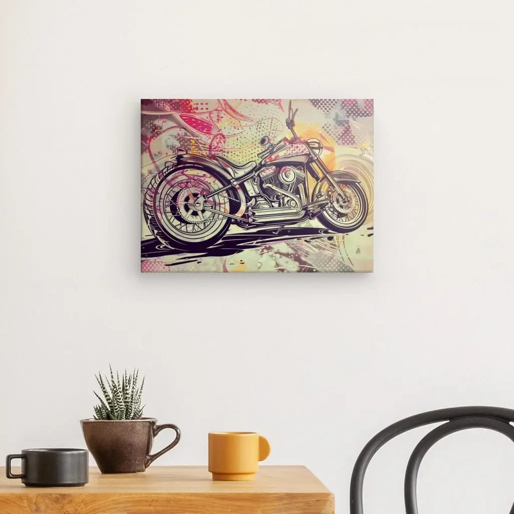 Un Tableau Moto Dessin Pop Art mural est exposé au-dessus d'une table en bois. La table est dotée d'une petite plante en pot, d'une tasse marron et d'une tasse jaune. Une chaise noire est partiellement visible à droite.