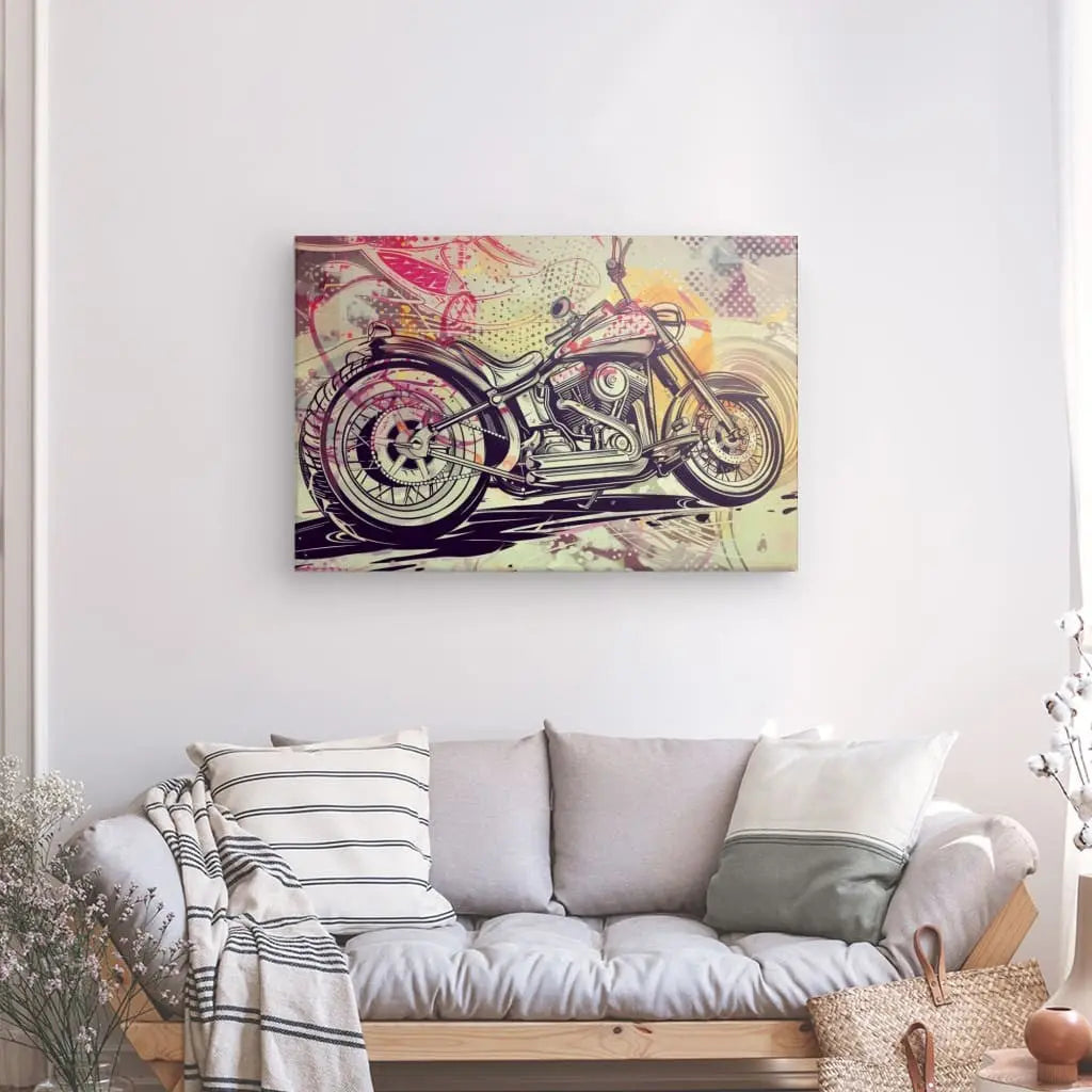 Un salon avec un canapé gris clair, des coussins blancs et gris rayés et unis, un panier en osier et un Tableau Moto Dessin Pop Art au dessus du canapé ajoute un élément de décoration urbaine.