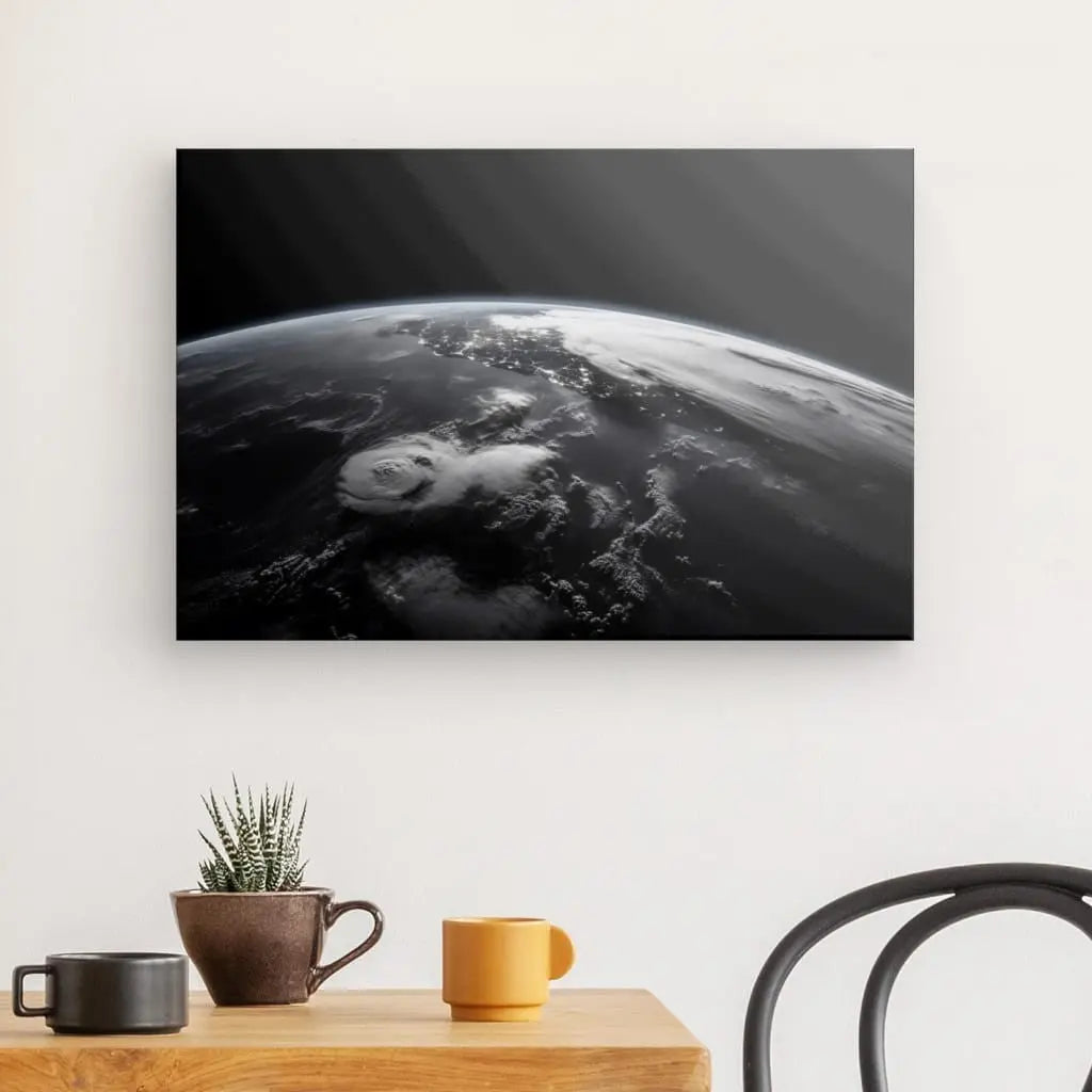 Tableau satellite en noir et blanc de la Terre, décor moderne.