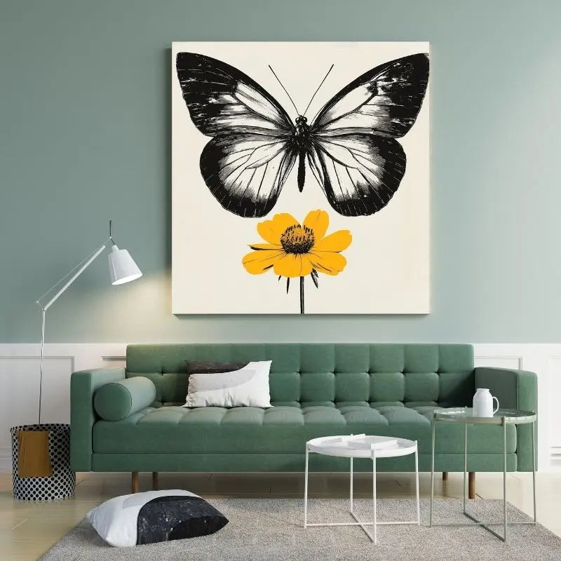 Tableau design en monochrome avec un papillon et une fleur jaune, contraste artistique pour une décoration murale élégante et poétique
