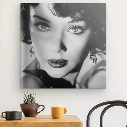 Tableau noir et blanc d’une actrice célèbre au style rétro, élégance hollywoodienne et charme d’époque