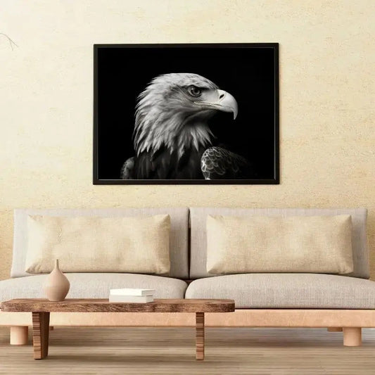 Aigle majestueux en plein vol capturé en noir et blanc, illustrant la puissance et la liberté du rapace dans un style artistique saisissant.