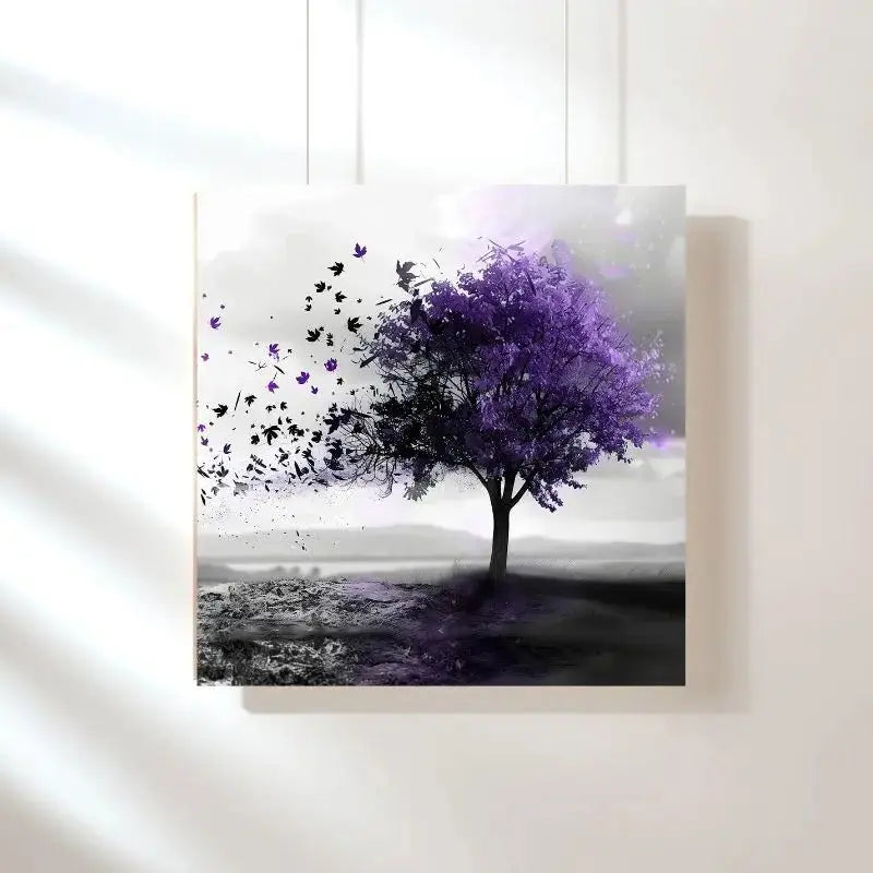 Tableau en noir et blanc avec un arbre violet dans le paysage, contraste poétique et visuel marquant