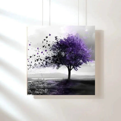 Tableau en noir et blanc avec un arbre violet dans le paysage, contraste poétique et visuel marquant