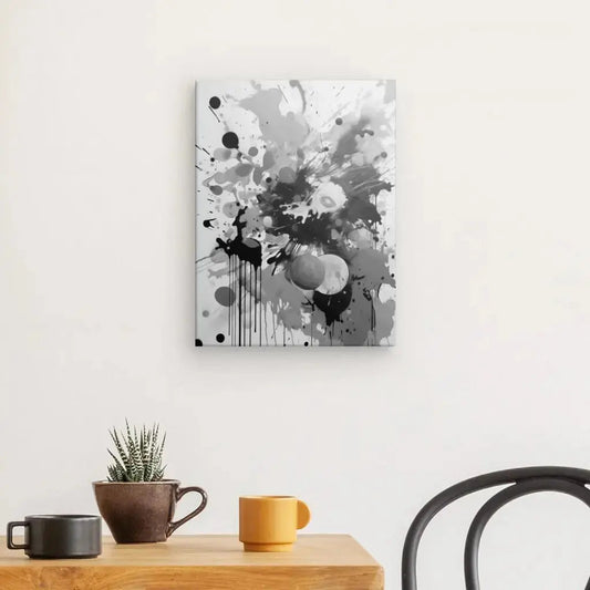 Tableau d’art abstrait en noir et blanc avec un mélange fluide de peinture, créant un jeu de textures et de contrastes visuellement captivant.