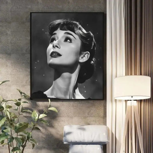 Portrait noir et blanc d’Audrey Hepburn en tableau, icône d’élégance au style intemporel et raffiné