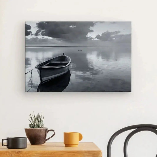 Tableau noir et blanc d’une barque sur un lac paisible, ambiance calme et contemplative