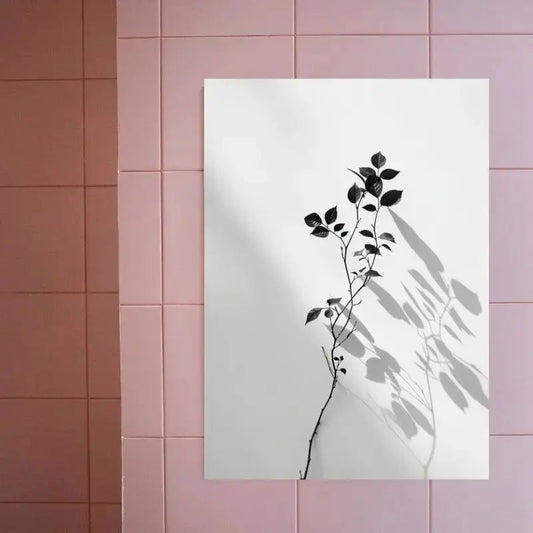 Tableau noir et blanc d’une branche au style minimaliste, composition naturelle et épurée
