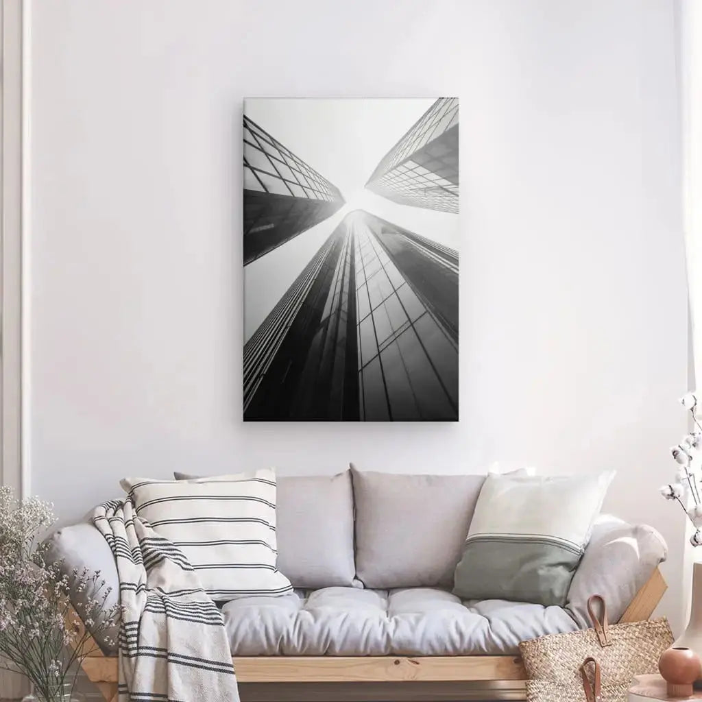 Tableau noir et blanc de buildings et tours urbaines, perspective architecturale moderne et imposante