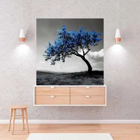 Tableau monochrome d’un paysage de campagne avec un arbre aux feuilles bleues, touche artistique et contraste visuel original