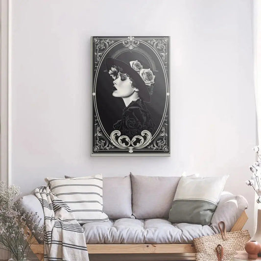 Tableau noir et blanc représentant une carte avec le portrait d’une femme au style vintage, composition élégante et rétro