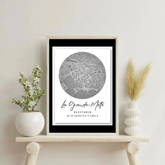 Tableau en noir et blanc représentant une carte de la ville de La Grande Motte, œuvre graphique et moderne pour décoration murale