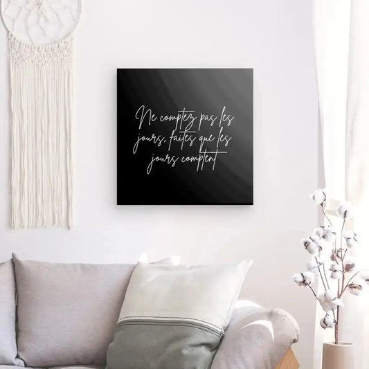Tableau en noir et blanc avec la citation "Ne comptez pas les jours faîtes que les jours comptent", message inspirant et motivant pour décoration murale
