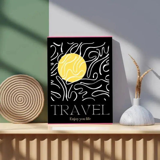 Tableau avec le mot "Travel" en noir, blanc et jaune, design dynamique et inspirant
