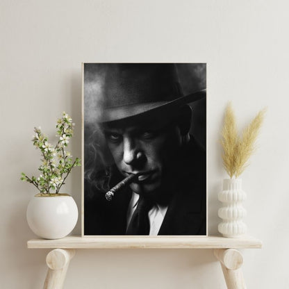 Portrait noir et blanc d’un gangster en costume, style mafieux vintage, ambiance sombre et intense