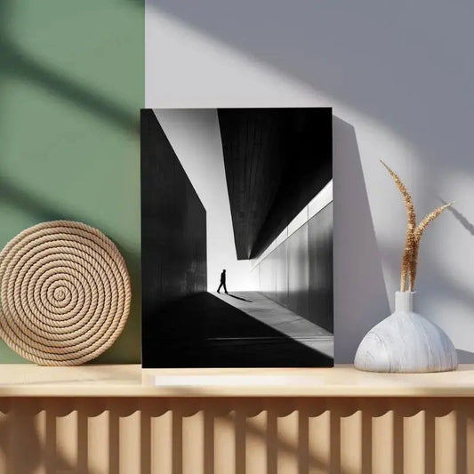 Tableau noir et blanc d’une scène mêlant architecture moderne et personnage, composition graphique et urbaine