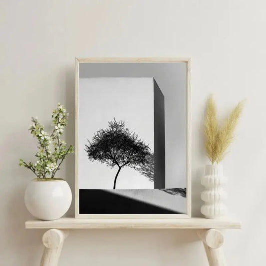 Tableau noir et blanc mêlant architecture naturelle et arbre, fusion harmonieuse entre structure et nature
