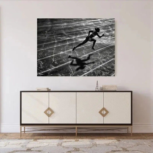 Tableau en noir et blanc d’un coureur d’athlétisme, scène sportive et énergique pour décoration murale
