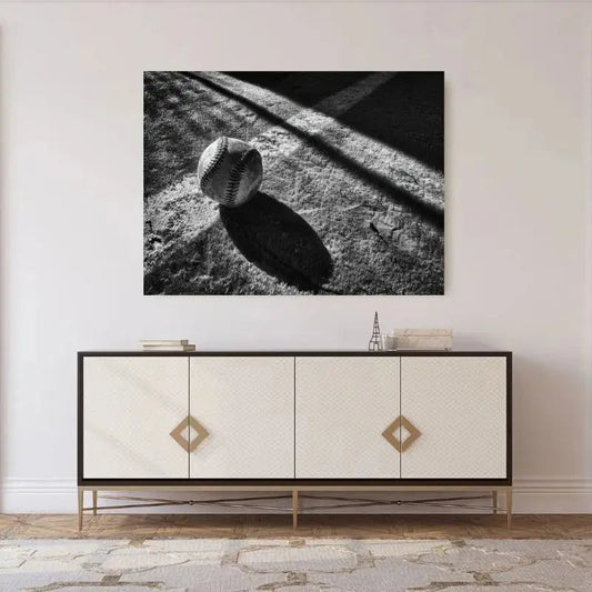 Tableau en noir et blanc d’une balle de baseball sur un terrain, œuvre sportive et vintage pour décoration murale
