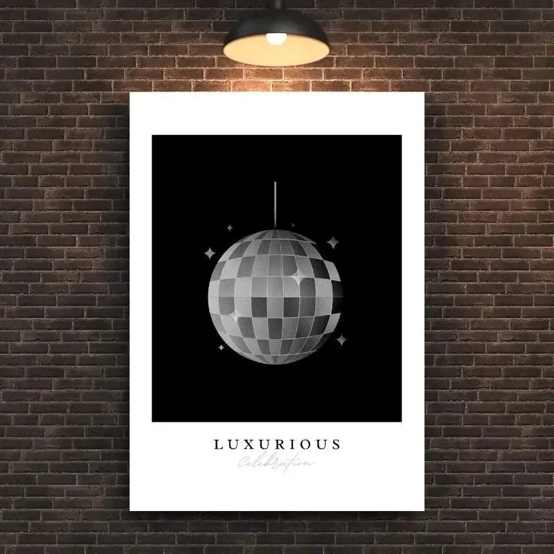 Tableau en noir et blanc d’une boule à facettes avec une citation sur le luxe, œuvre élégante et moderne pour décoration murale