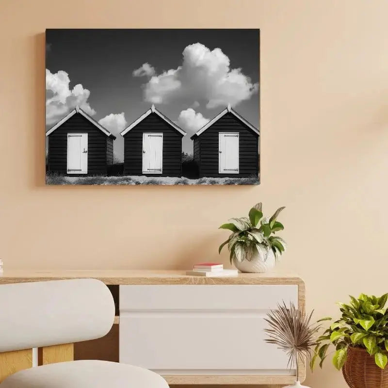 Tableau noir et blanc de cabanes de plage alignées, ambiance bord de mer graphique et paisible