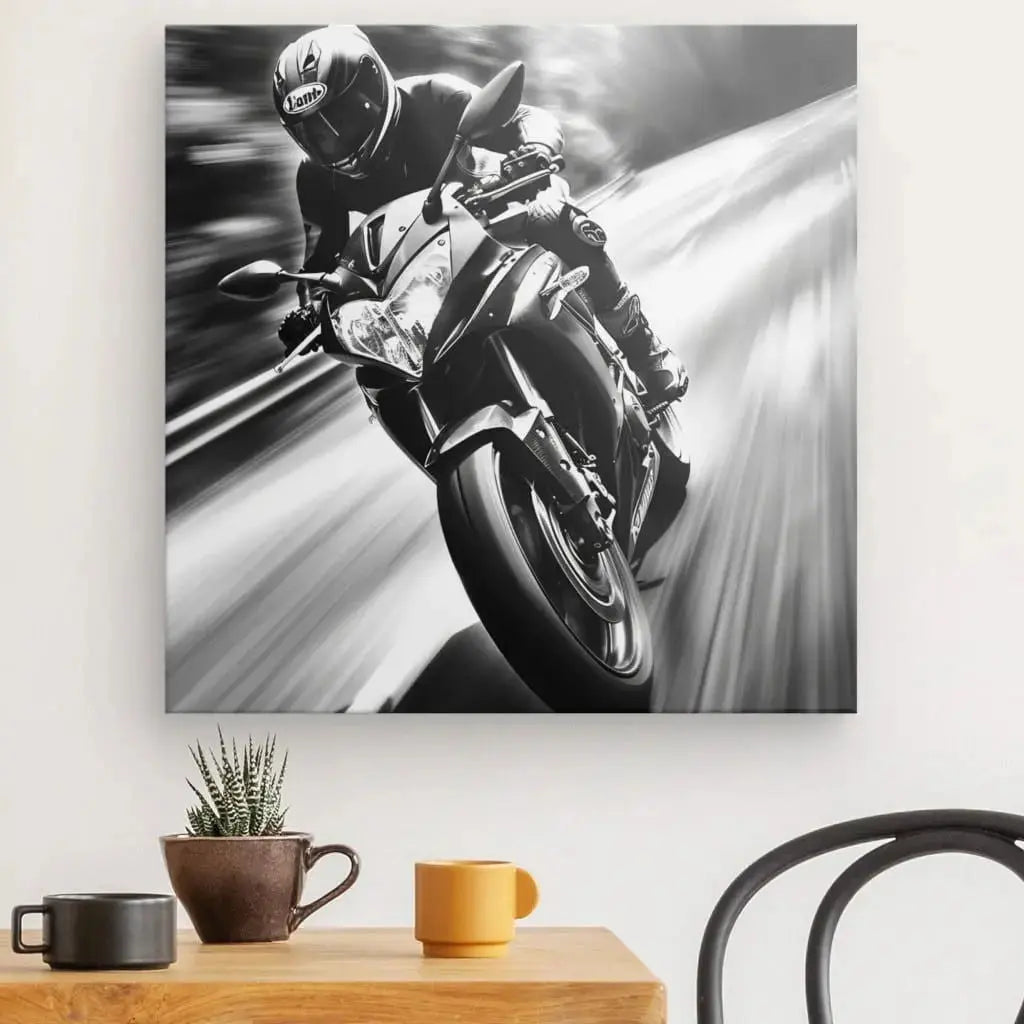 Tableau carré noir et blanc d’une moto en pleine vitesse sur la route, ambiance dynamique et intense
