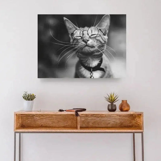 Tableau monochrome d’un chat mignon portant des lunettes, œuvre amusante et originale pour décoration murale
