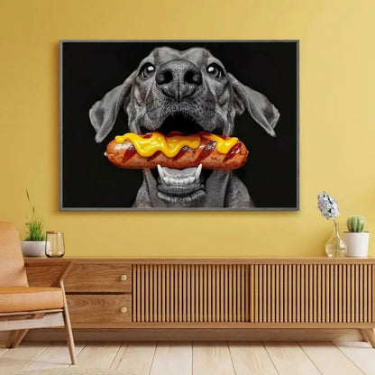 Tableau monochrome d’un chien avec un hot dog coloré, œuvre décalée et amusante pour décoration murale moderne