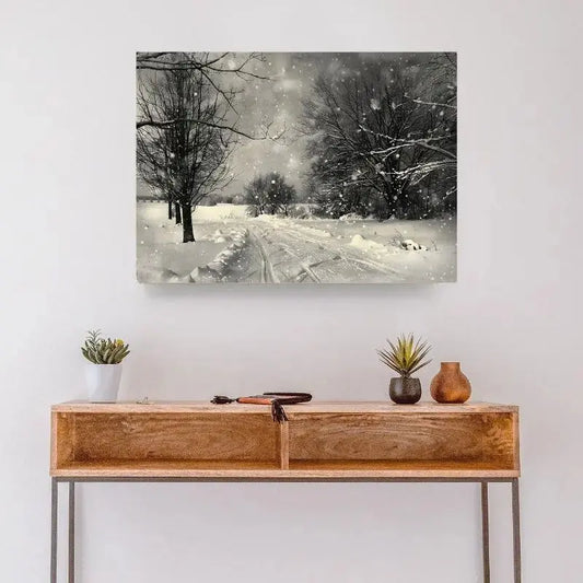 Tableau en noir, blanc et sépia représentant des chutes de neige à la campagne, ambiance hivernale douce et nostalgique