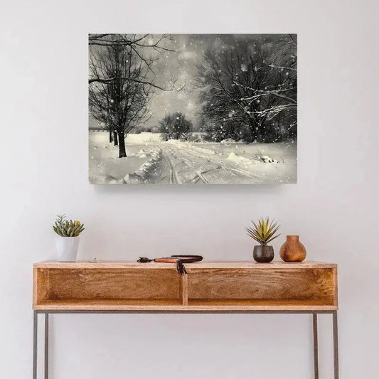 Tableau en noir, blanc et sépia représentant des chutes de neige à la campagne, ambiance hivernale douce et nostalgique