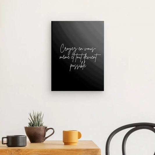 Tableau noir et blanc avec une citation sur la confiance en soi, style minimaliste et motivant